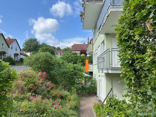 Gut geschützt hinter Sträuchern – die Terrasse