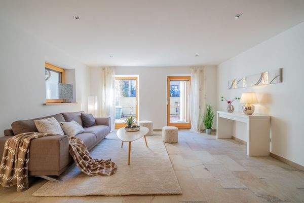 Wohnzimmer - Wohlfühlambiente "Weiß mit hellem, warmen Holz" - wie im gesamten Haus