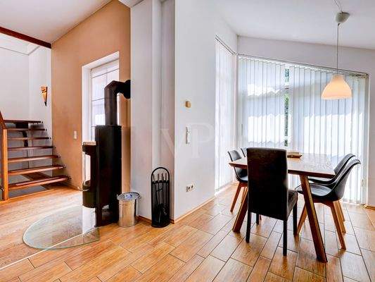 Essbereich mit Blick auf den Kamin