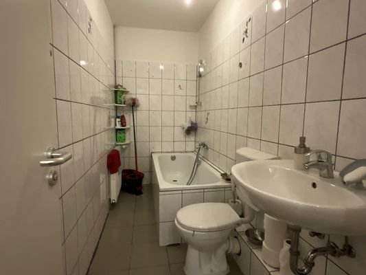 Bad mit Wanne 2 OG re