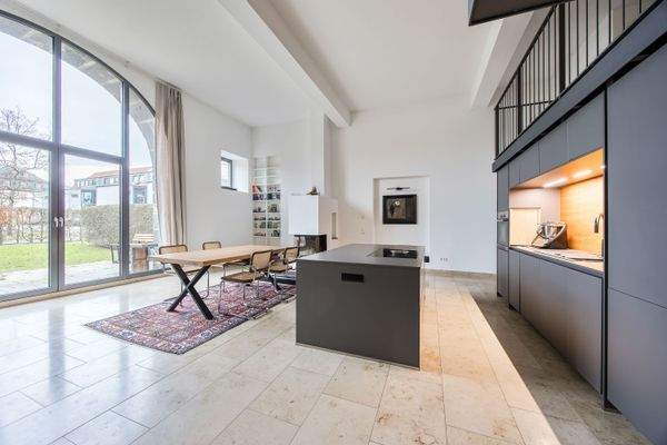 Blick in den Wohn-Essbereich mit Kamin