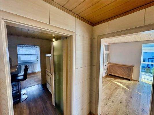 Blick zu Küche und Wohnbereich