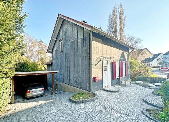 Vorderansicht (Fassadendeckung ausstehend) des denkmalgeschützten Einfamilienhauses