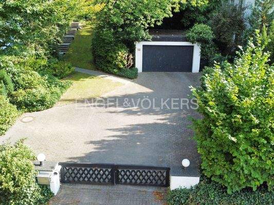 Einfahrtsbereich mit Stellplätzen und Doppelgarage 