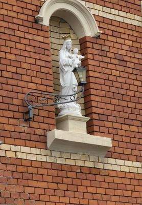 stilvolle Marienfigur schmückt die Außenfassade