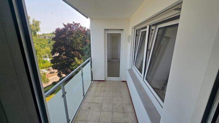 Balkon 1 mit Glasgeländer