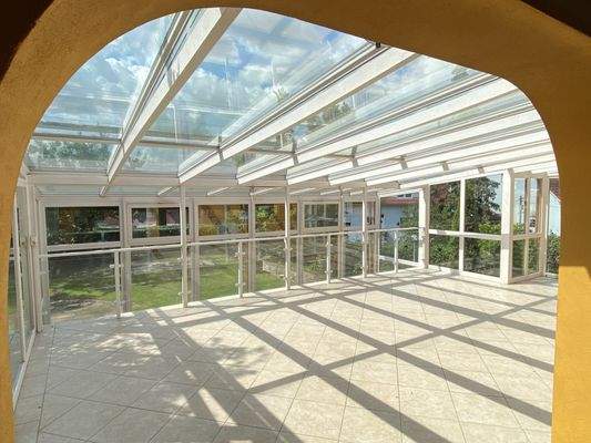 Großer, heller Wintergarten - Ihr Platz an der Sonne!