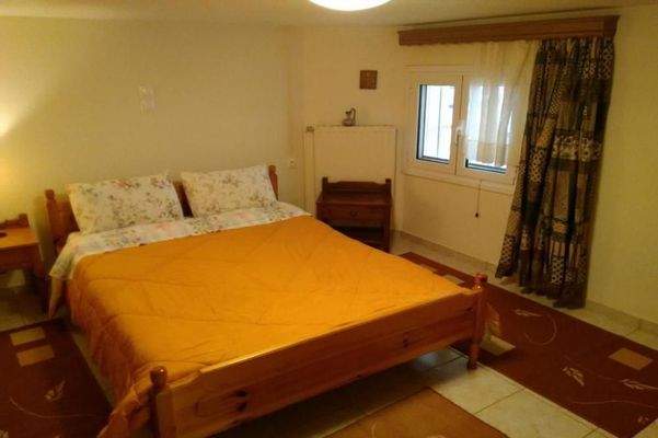 Kreta, Ammoudara: Haus mit 3 Wohnungen in Meeresnähe zu verkaufen