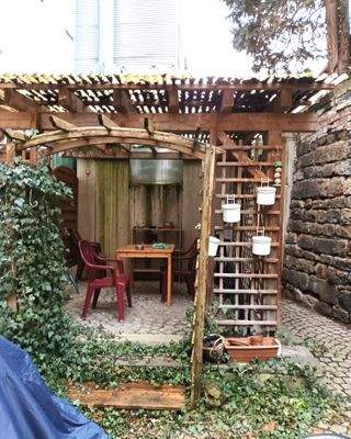 Pergola / freigelegte Stadtmauer