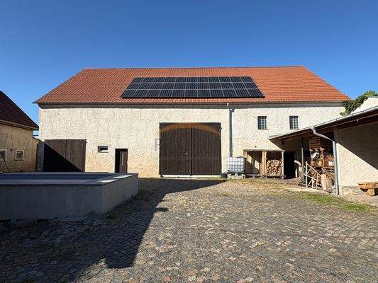 Hofansicht mit großer Scheune