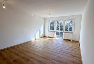 Schöner Wohnbereich mit Blick ins Grüne