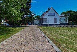 Eingang mit Auffahrt