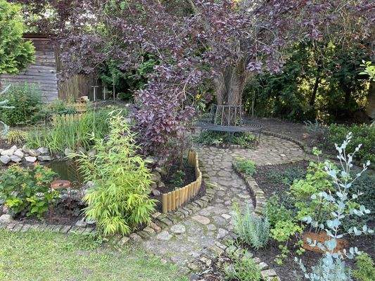 Gedankenplatz am Teich unter dem Lebensbaum