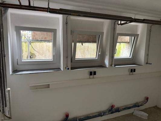 Waschküche mit Anschlüssen 2xWM+Trockner.JPG