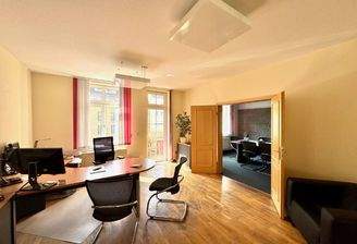 Büro mit Zugang auf den Balkon