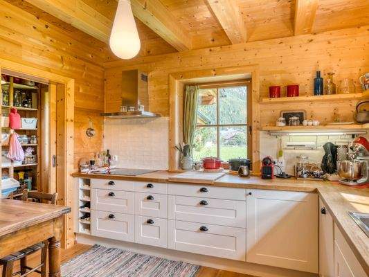 Küche im Landhausstil mit Zugang zu Speisekammer