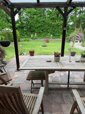 überdachte Terrasse mit Blick in den Garten