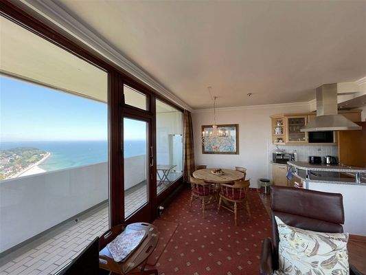 Esszimmer mit Blick in die Küche