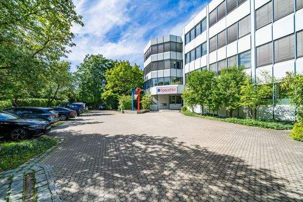 Hofraum mit Parkplätzen