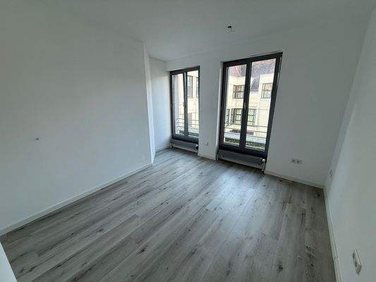 Helles Büro mit Fensterfront