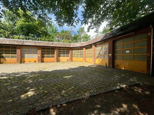 Garagen und Rangierfläche