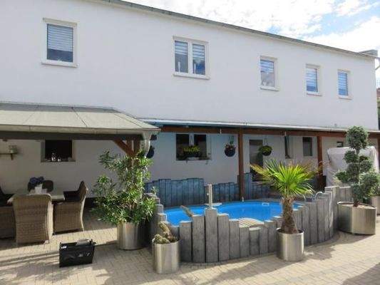 Weiteres Wohngebäude mit Poolanlage