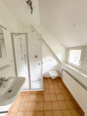 mit angrenzendem Duschbad
