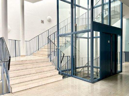 Treppenhaus mit Aufzug