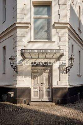 Der Hauseingang versprüht Pariser Flair