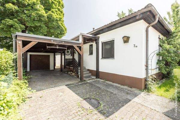 Hauseingangsseite mit Garage