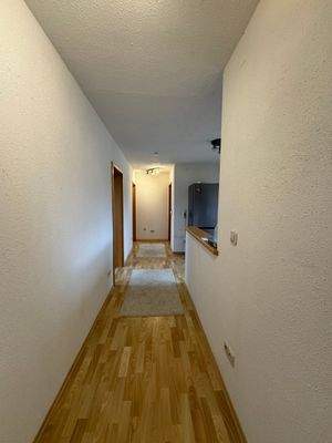Langer Flur mit Parkettboden