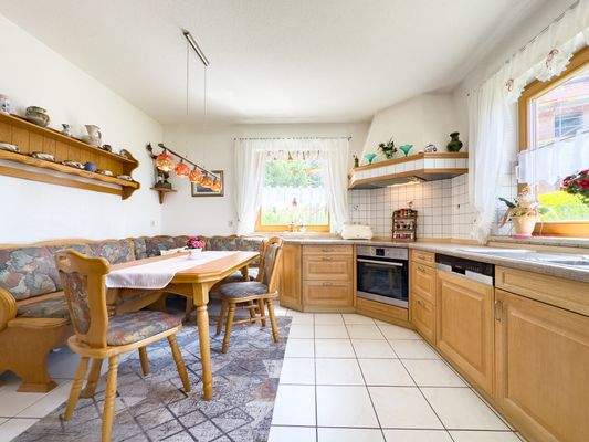 Einbauküche mit Essplatz im EG