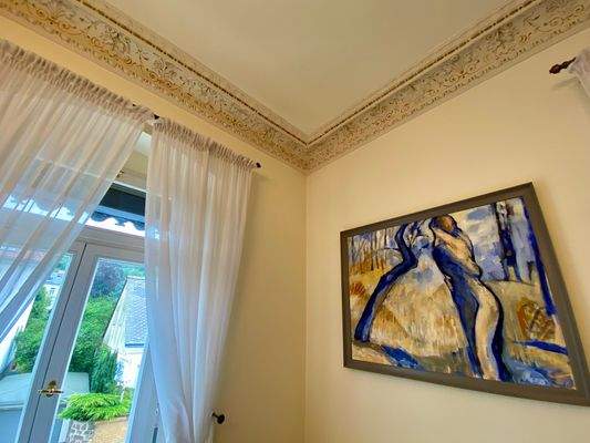 Blick in das Gästezimmer mit Stuckdecke