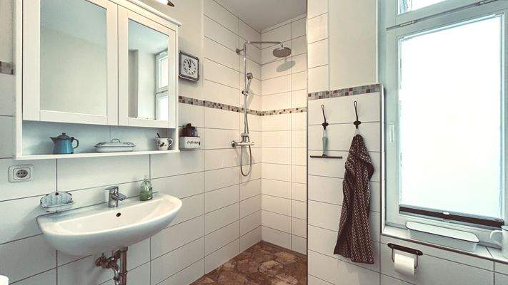 WE1 Tageslichtbad mit bodengleicher Dusche