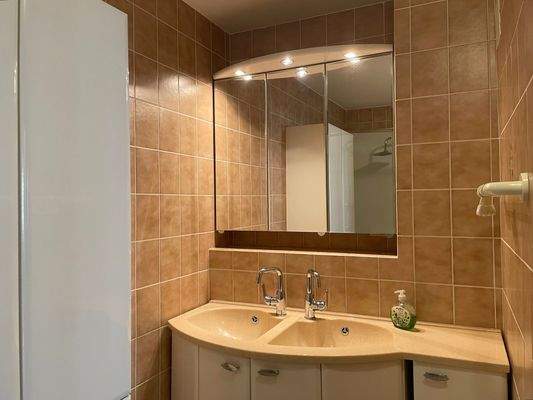 Badnische mit Waschtisch.jpg