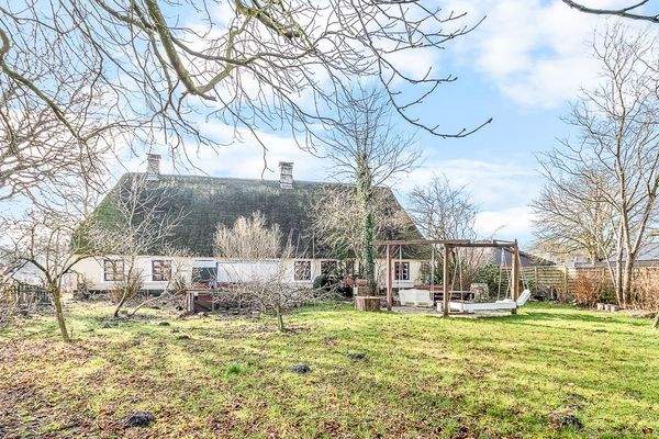 Nordansicht mit großzügigem Garten