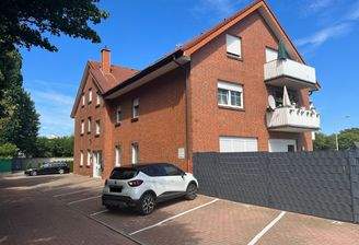 Backsteinwohnhaus mit Balkon