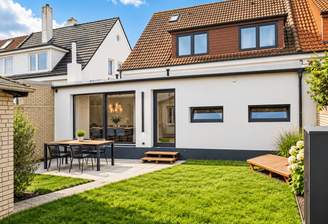 Moderner Garten mit weißem Haus und Terrasse