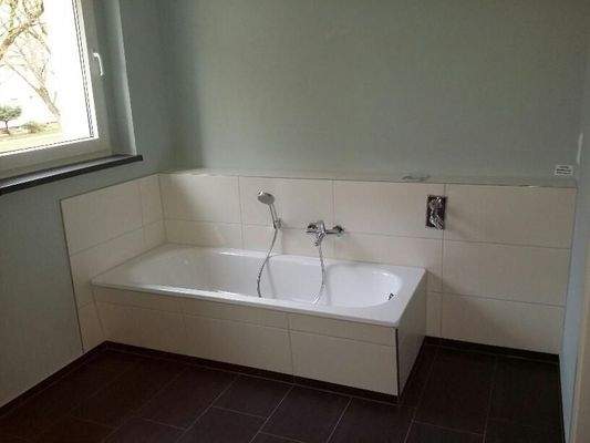 Badezimmer mit Wanne + WM-Anschluss