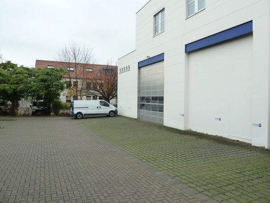 Parkplatz seitlich am Haus