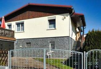 Garage und Wohnhaus