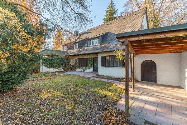 Großer Garten mit Terrasse