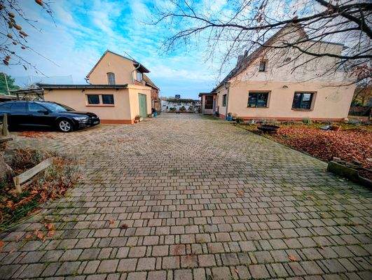 Hof Nebengelass und Haus.jpg