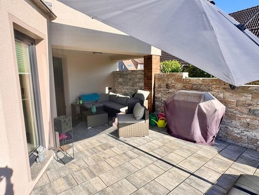 teilweise überdachte Terrasse