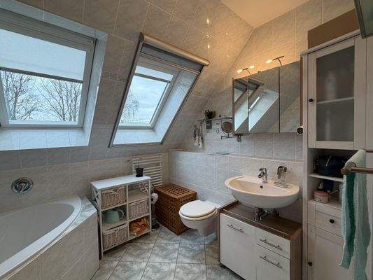 Badezimmer mit Eckbadewanne und ...