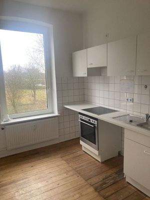 Einbauküche mit Herd und Spüle