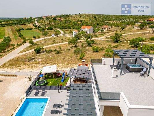 tinj-luksuzna-villa-s-velikom-okucnicom_32