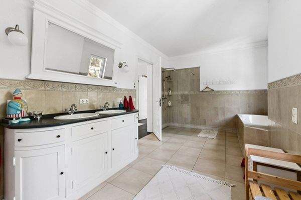 Dusch- und Wannenbad im Obergeschoss