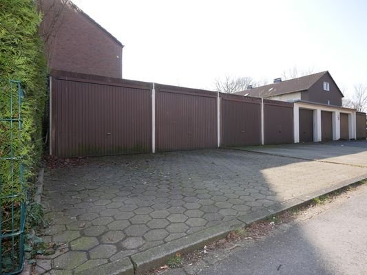 Garage mit Stellplatz (links)