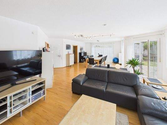 großzügiges Wohnzimmer...